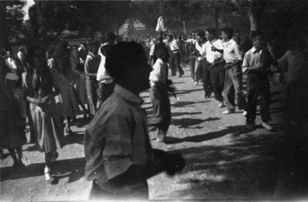 Grupo de jÃ³venes en el baile de San Roque. Calamocha.
