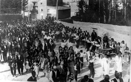 Gente en la calle de Calamocha en el Baile de San Roque.