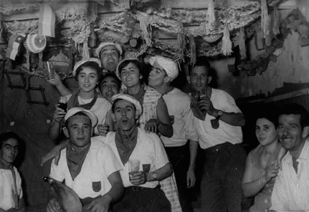 Grupo de gente en las fiestas de San Roque. Calamocha.