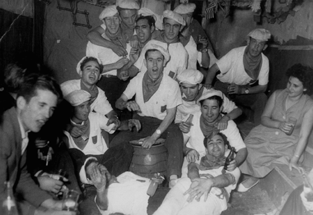 Grupo de hombres en las fiestas de San Roque. Calamocha.