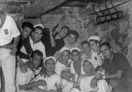 Grupos de jÃ³venes en las fiestas de San Roque. Calamocha.