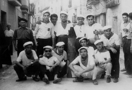 Grupo de hombres en las fiestas de San Roque. Calamocha.