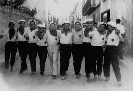 Grupo de hombres celebrando las fiestas de San Roque. Calamocha.