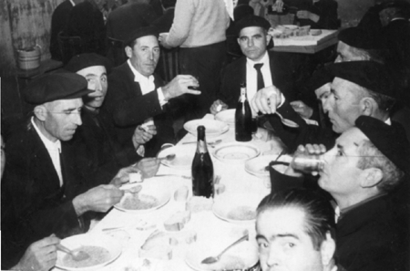 Hombres comiendo en una boda. Cella.