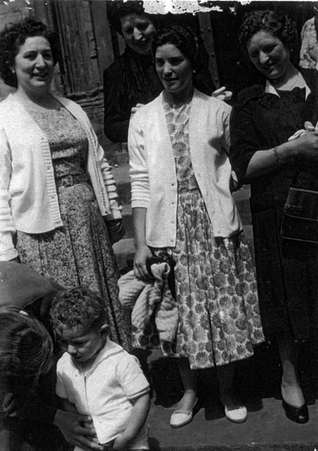 En la boda de Carmen Monge y Miguel Flo. AÃ±o 1958. Cella.