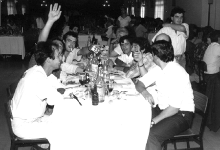 Grupo de amigos en la celebraciÃ³n de una boda. Cella.