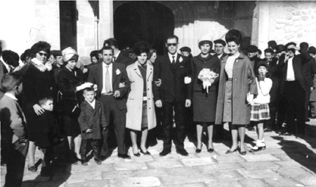 Grupo de invitados en la boda de AntÃ³n y Dolores. Cella.
