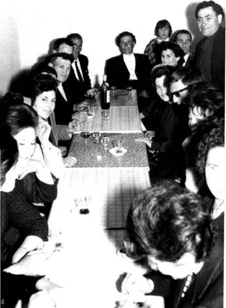 Invitados celebrando una boda familiar. Cella.