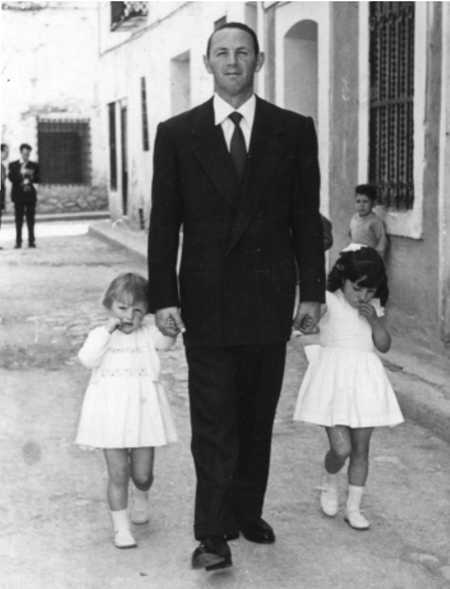 Padre con sus dos hijas. Cella.