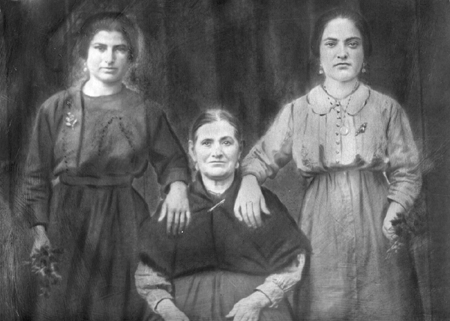 Flora Lanzuela, madre y tÃ­a. AÃ±o 1920. Cella.