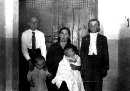 MarÃ­a Escusa e hijos. AÃ±o 1957. Cella.