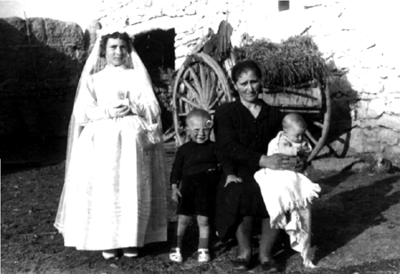 MarÃ­a Escusa e hijos. AÃ±o 1957. Cella.