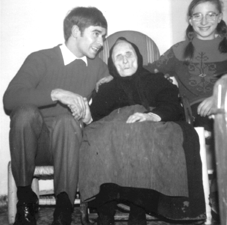 Baldomera y nietos. AÃ±o 1970. Cella.