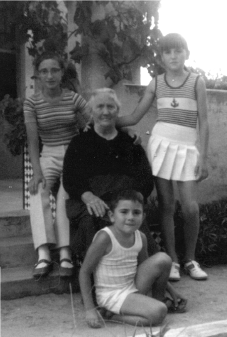 Mari Cruz Lahuerta y nietos. AÃ±o 1972. Cella.