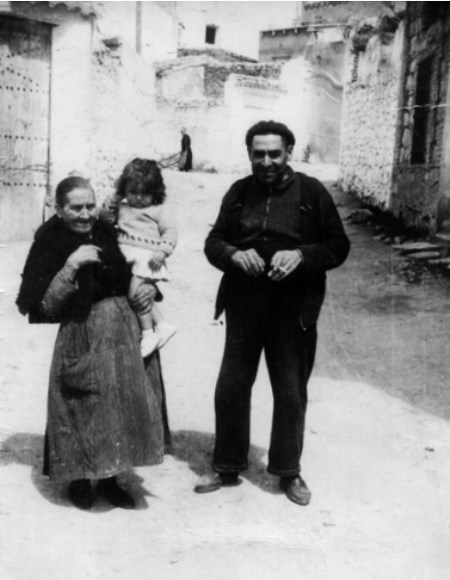 Abuelos con nieta. Cella.