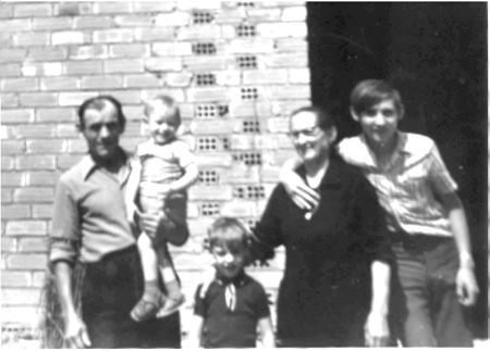 Abuelos y nietos en Cella.