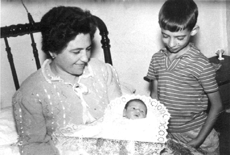 Adelaida y familia. Cella.