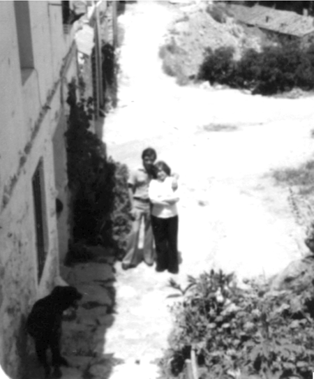 Familia en la Calle Atalaya Baja. Cella.