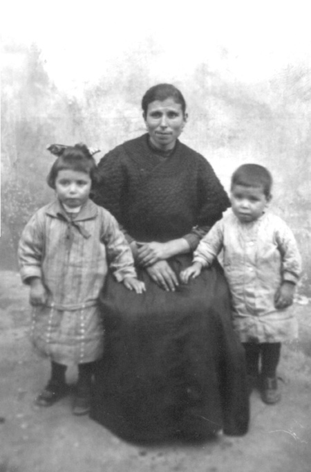 Cristina Mrtinez, Mariana y Santiago. Cella.