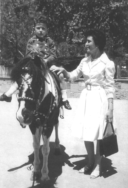 Enriqueta Bronchal con su hijo sobre un caballo. Cella.