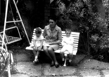 Enriqueta y sobrinos. Cella.