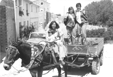 Familia de cellenses sobre un carro. Cella.