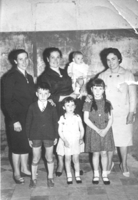 Grupo de hermanas y familia. Cella.