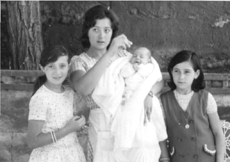 Manolita, Pili, Nati y Maximino. Cella.