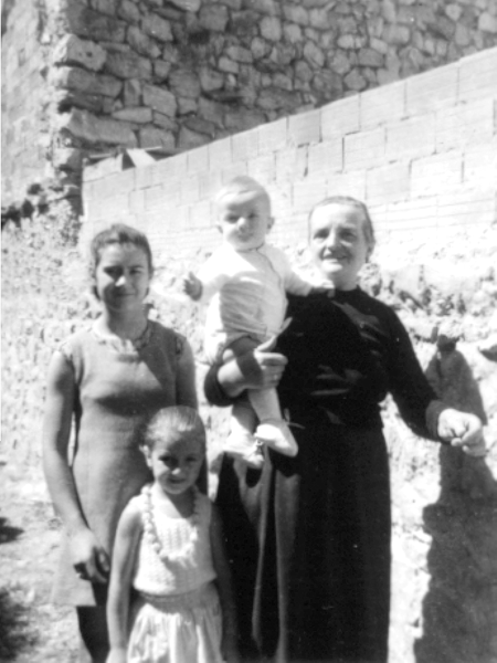 Manuela SÃ¡nchez, hija y nietos. Cella.