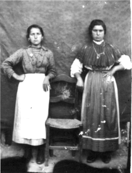 Marina Villanueva y su prima. Cella.