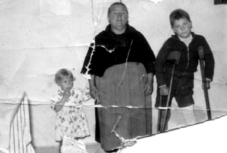 Paquita, JesÃºs y Vicenta. Cella.