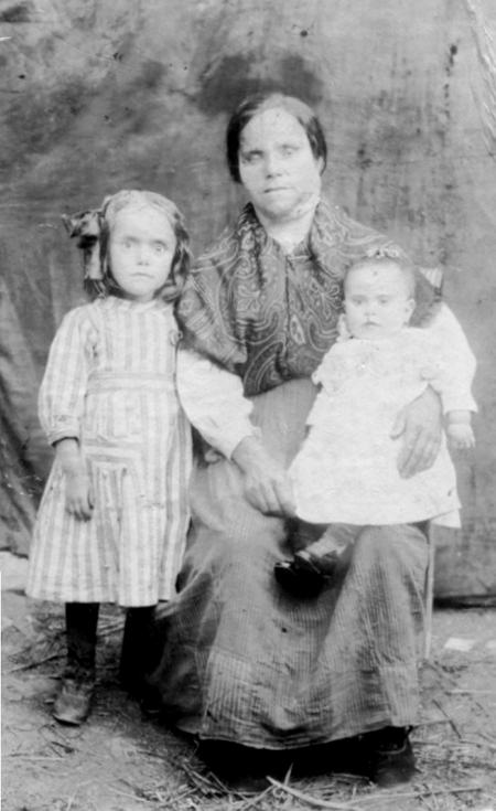 Petra, Emilia y MarÃ­a. Cella.