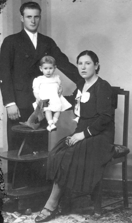 Pilar, Agustina y Benigno. Cella.