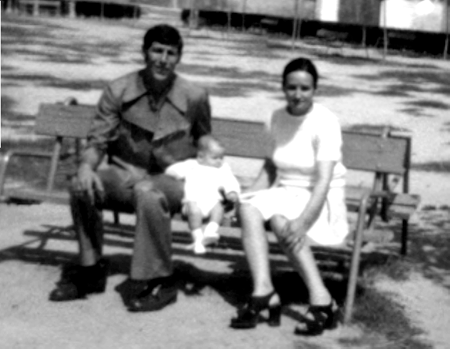 Pili, Juan Gabriel y Juan. Cella.