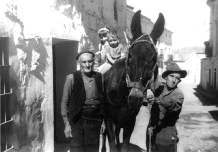 Restituto, Francisco Bronchal y familia. Cella.