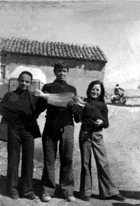 NiÃ±os sujetando la pesca. Cella