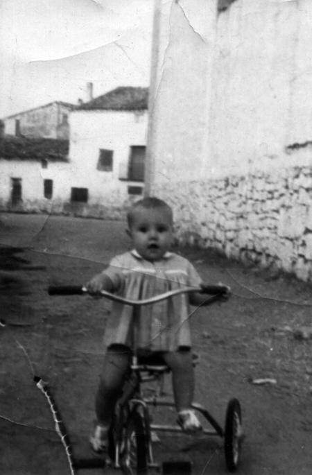 Tere Barea en triciclo en Paris.