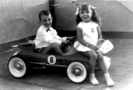 JosÃ© Francisco y Esther con un cochecito. Cella