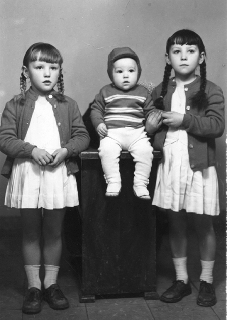 Amparo y hermanos. Cella