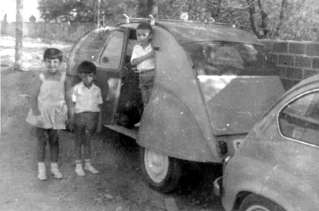 AndrÃ©s, Pepe y amiga junto al coche. Cella