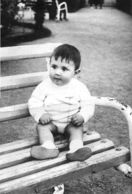 Antonio Esteban sentado en el banco. Cella