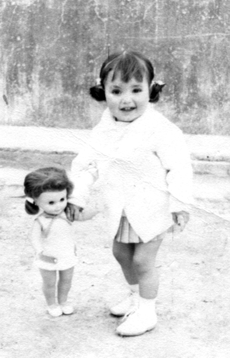 Carmen Brusel con su muÃ±eca. Cella