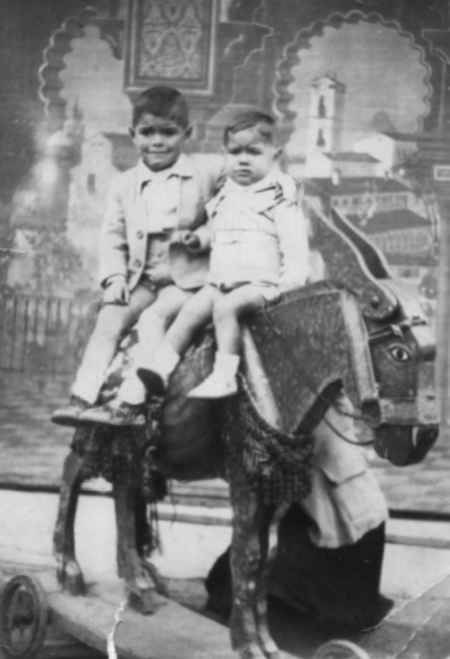 Clara y Pedro en el caballito de madera. Cella