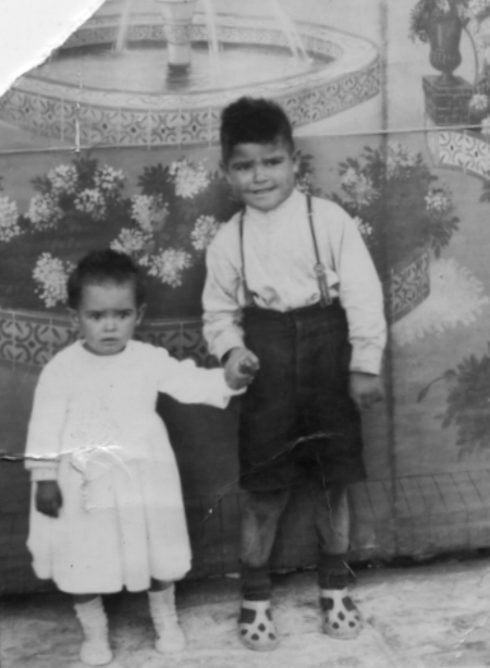 Clara y Pedro delante del lienzo. Cella