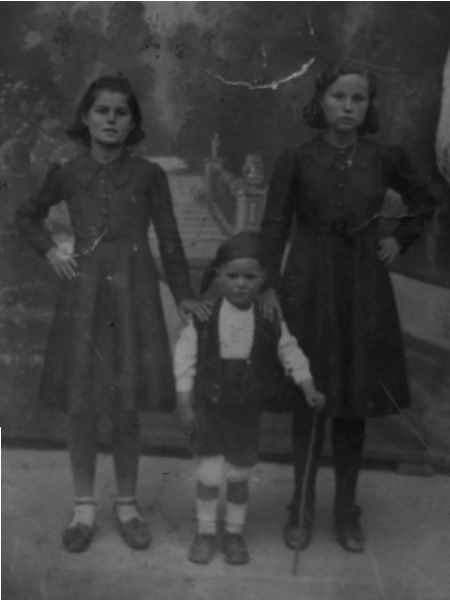 Daniel Pedro y dos chicas delante del lienzo. Cella