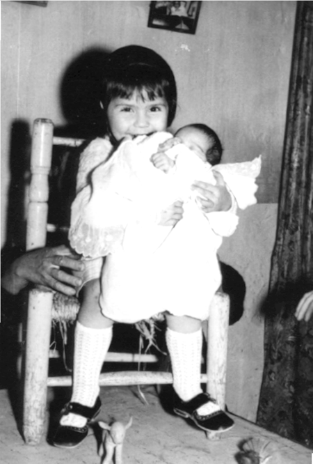 Dos Elviras en la sillita de anea. Cella