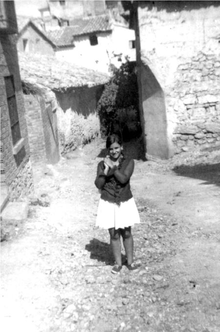 Emillieta en la calle Postigo. Cella