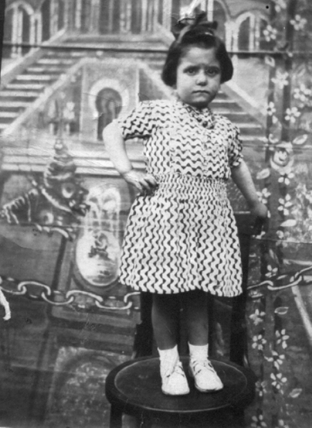 Enriqueta sobre la silla y el lienzo de fondo. Cella