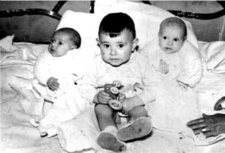 JesÃºs, Pili y MarÃ­a JesÃºs sobre la cama. Cella