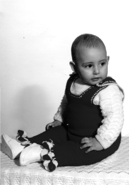 JesÃºs PÃ©rez sentado sobre la colcha de ganchillo. Cella